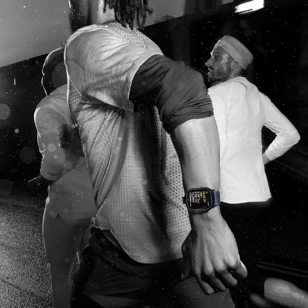 Apple Watch Ultra 2 (49 mm GPS + Cellular) Montre de Sport connectée avec Boîtier en Titane Noir et Bracelet Milanais Titane Noir (Large). Suivi de l’activité, GPS Haute précision, Neutre en Carbone