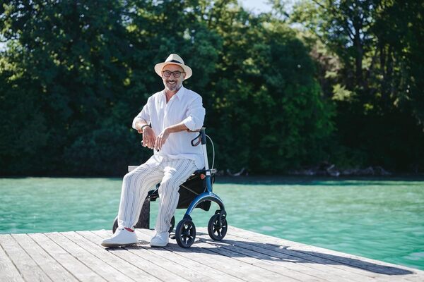 Saljol Déambulateur en carbone 5,6 kg avec siège, sac, déambulateur d'extérieur pliable, hauteur d'assise 62 cm, bleu, CR62