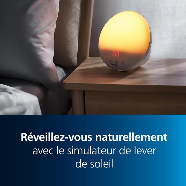 Philips SmartSleep Wake-up Light – Lampe de réveil avec USB, Simulation colorée du lever de soleil, 20 niveaux de luminosité, 7 sons naturels, Fonction d’éclairage nocturne, Modèle HF3532/01 [Classe énergétique E]